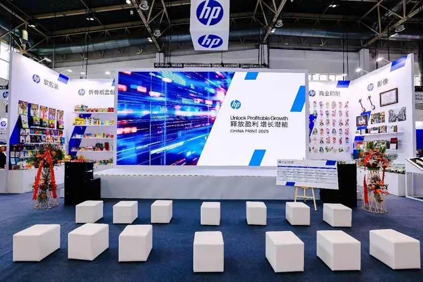 A room with a large screen and a large screenAI-generated content may be incorrect.